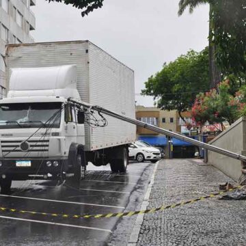 Acidente na Praça mobiliza Defesa Civil devido a rede elétrica exposta