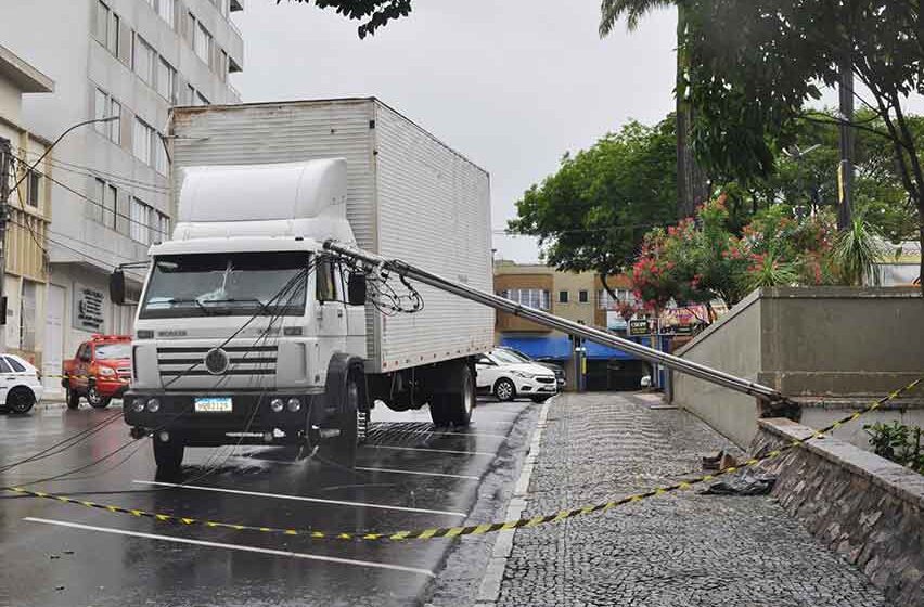 Acidente na Praça mobiliza Defesa Civil devido a rede elétrica exposta