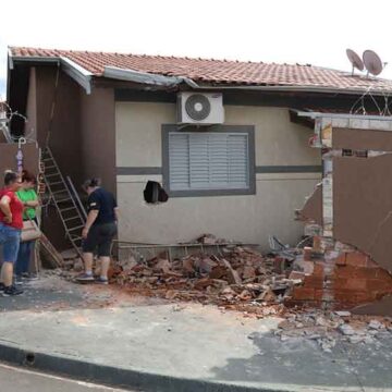 Caminhão desgovernado colide contra casa no Jardim Lindoia