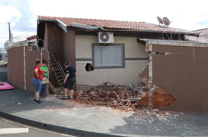 Caminhão desgovernado colide contra casa no Jardim Lindoia