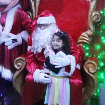 Mesmo com chuva, Papai Noel chega e recepciona crianças