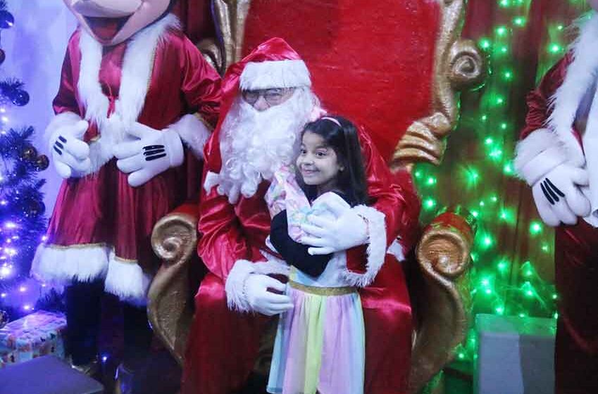 Mesmo com chuva, Papai Noel chega e recepciona crianças