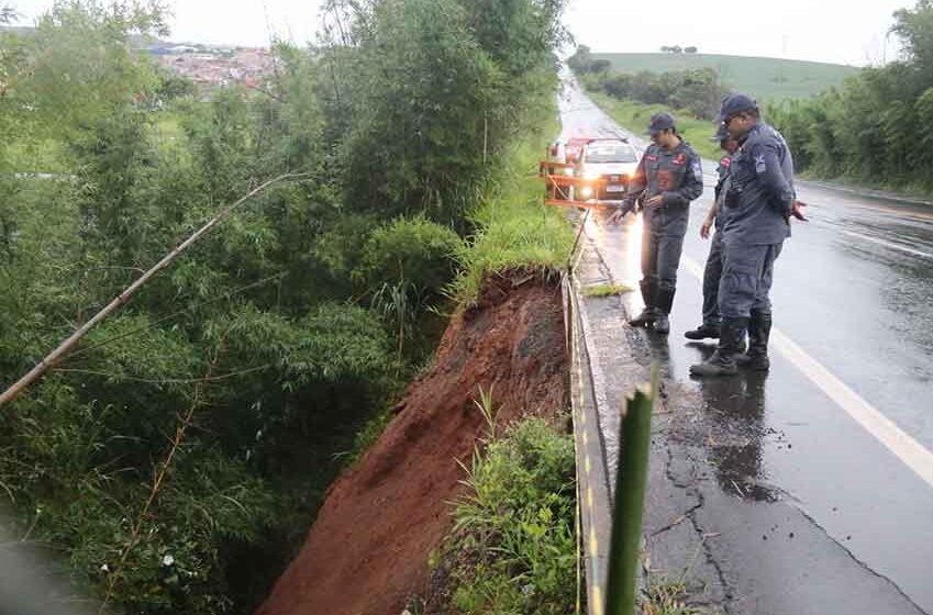 Trecho da SP-147 apresenta risco após desmoronamento de terra