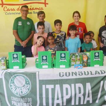 Consulado do Palmeiras realiza doação de material escolar para a Casa da Criança