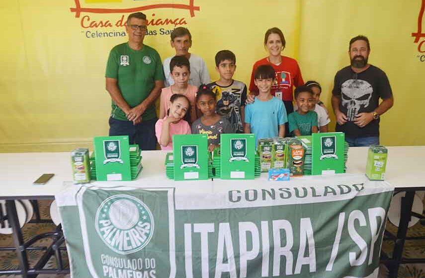 Consulado do Palmeiras realiza doação de material escolar para a Casa da Criança