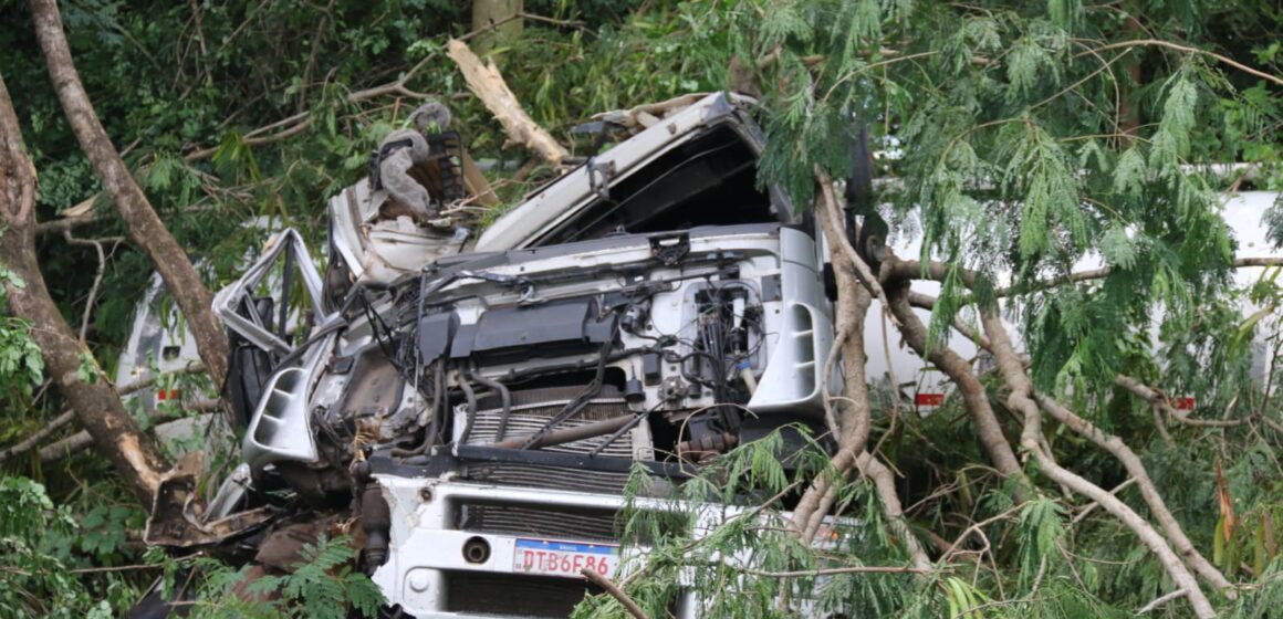 Caminhão Tanque colide contra vegetação na Itapira/Guaçu