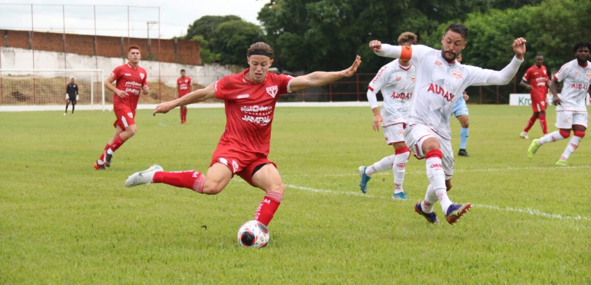 Esportiva larga com o pé direito e vence primeira na A3