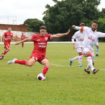 Esportiva larga com o pé direito e vence primeira na A3