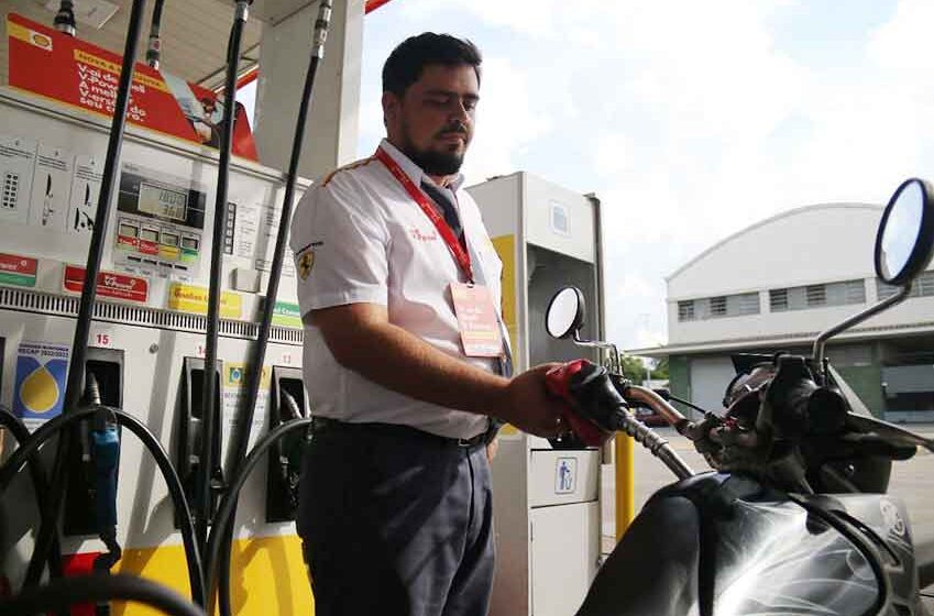 Preço dos combustíveis terminam ano em queda; previsão é de aumento em 2023