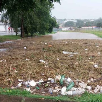 Chuva torrencial deixa diversos bairros “debaixo d’água”