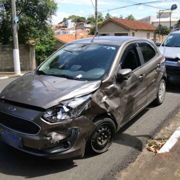 Fiat Toro e Ford Ka colidem na XV de Novembro