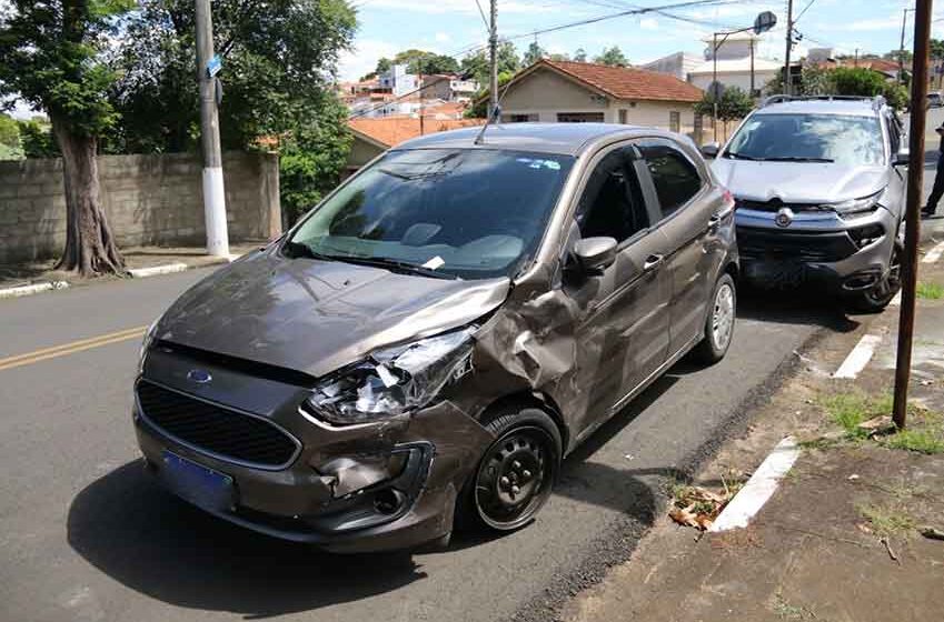 Fiat Toro e Ford Ka colidem na XV de Novembro