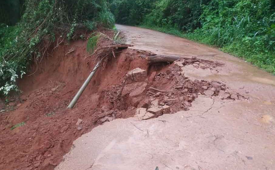 Queda de barranco deixa “ilhados” moradores na zona rural