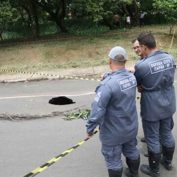 Ruas do Nosso Teto e Flávio Zacchi são interditadas após aparecimento de buracos