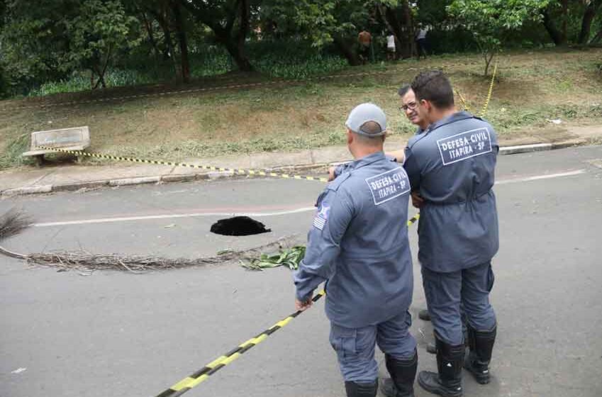 Ruas do Nosso Teto e Flávio Zacchi são interditadas após aparecimento de buracos