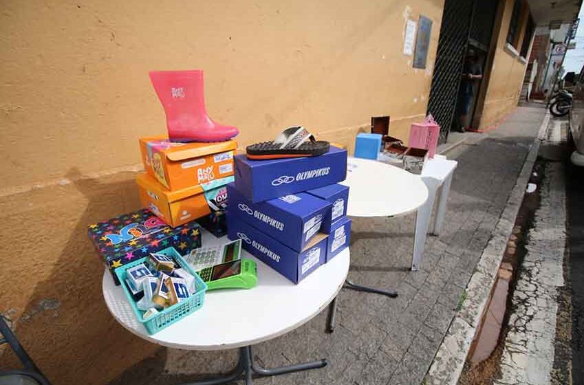 Em protesto, comerciantes ocupam calçada do Mercadão