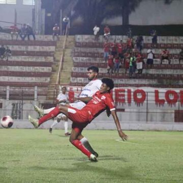 Esportiva toma três do Capivariano e perde a liderança