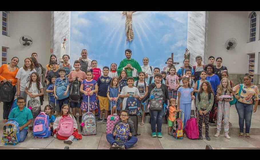 No volta às aulas Paróquias aderem à “bênção das mochilas”