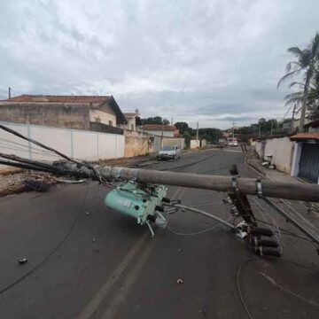 Acidente na Rua Lindoia derruba dois postes e deixa região sem energia