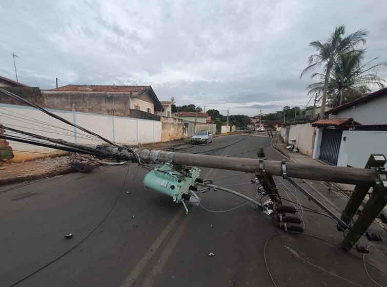 Acidente na Rua Lindoia derruba dois postes e deixa região sem energia