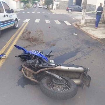 Colisão entre moto e carro deixa motociclista ferido no Cubatão