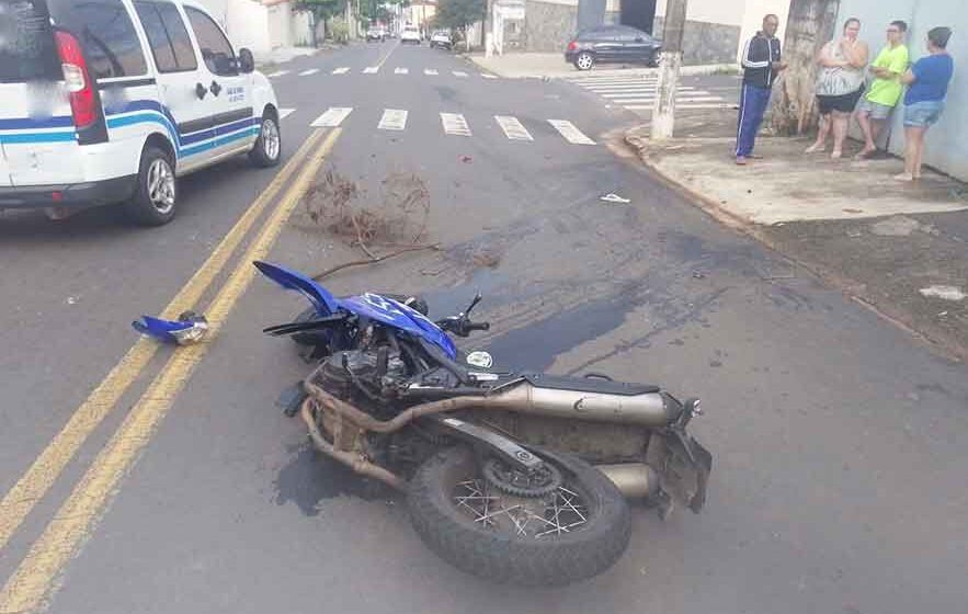 Colisão entre moto e carro deixa motociclista ferido no Cubatão