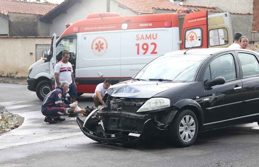 Motociclista recebe fratura após colisão no Flávio Zacchi