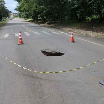 Rua Pedro Mandato é novamente interditada após aparecimento de buraco