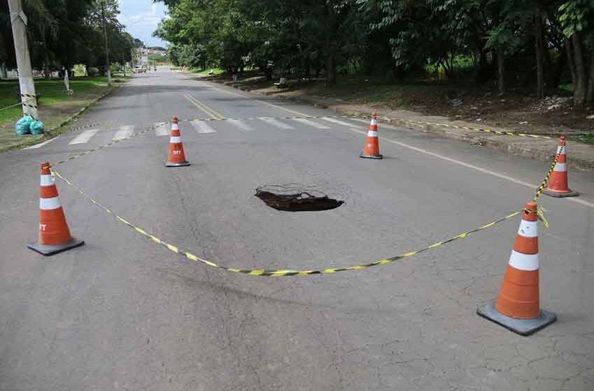 Rua Pedro Mandato é novamente interditada após aparecimento de buraco