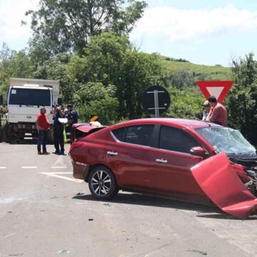 Acidente na Itapira/Jacutinga envolve caminhão e carro e deixa um ferido gravemente