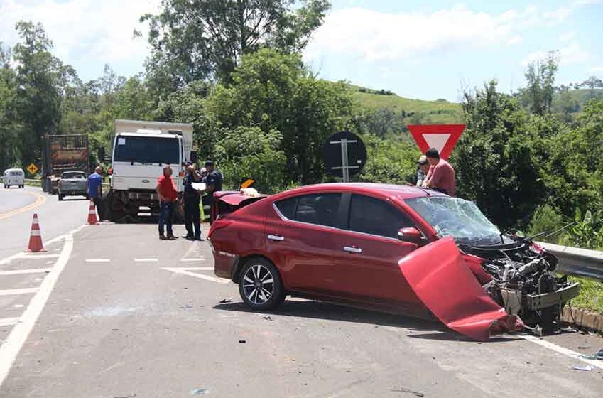 Acidente na Itapira/Jacutinga envolve caminhão e carro e deixa um ferido gravemente