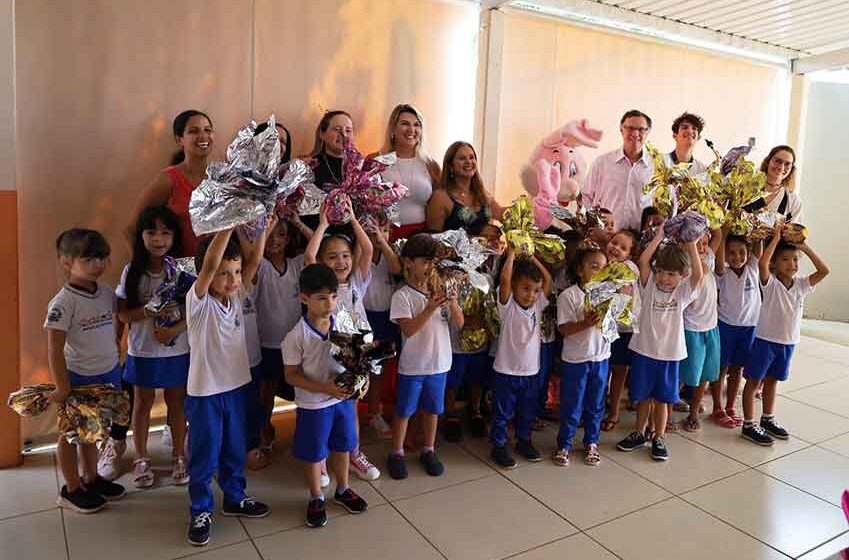 Cerca de seis mil alunos da rede municipal são presenteados com ovos de chocolate