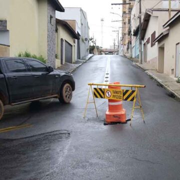 Novo ponto com afundamento de asfalto complica o trânsito no Centro