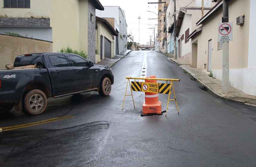 Novo ponto com afundamento de asfalto complica o trânsito no Centro