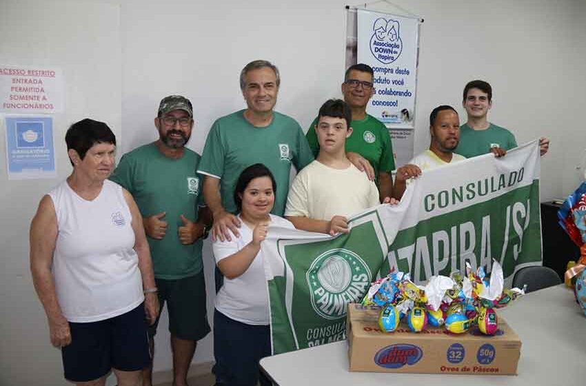 Consulado do Palmeiras presenteia oito entidades com quase mil ovos de chocolate