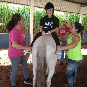 APAE trabalha para aumentar vagas no atendimento de ‘equoterapia’