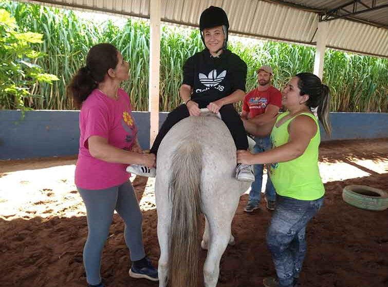 APAE trabalha para aumentar vagas no atendimento de ‘equoterapia’