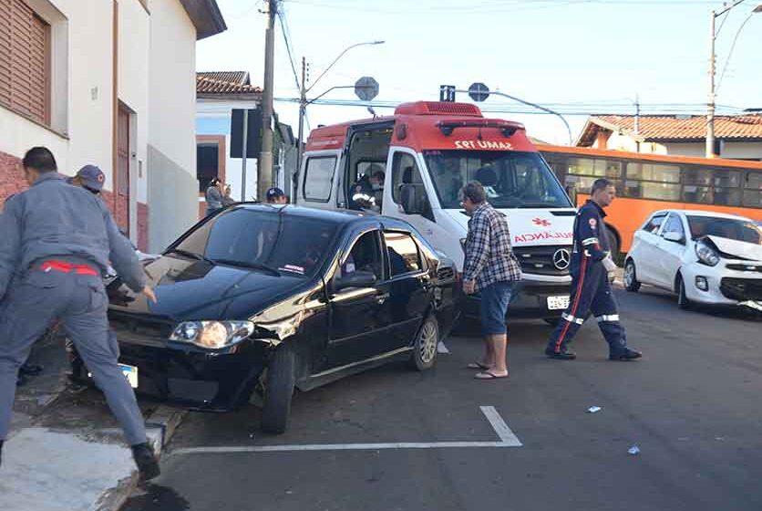 Cruzamento na Rua XV registra mais um acidente