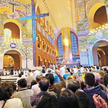 CIDA sobe no altar de Aparecida em sua 33ª romaria