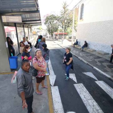 População sofre com indefinição do transporte público e serviços limitados