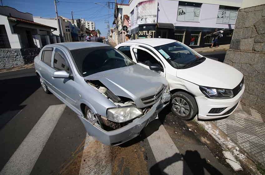 Astra e Voyage colidem na Tiradentes