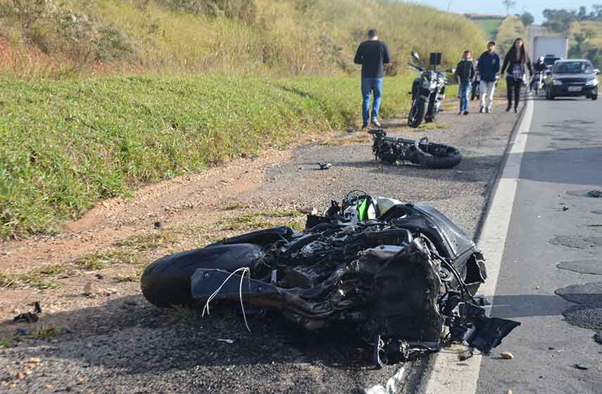 Duas pessoas morrem em colisão de moto e carro na Itapira/Amparo