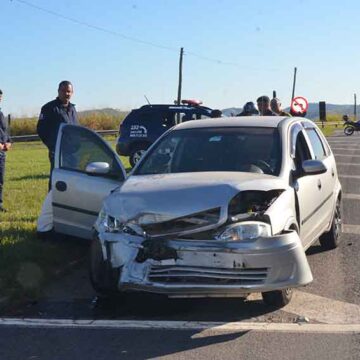 Corsa e Toro colidem no trevo da Usina