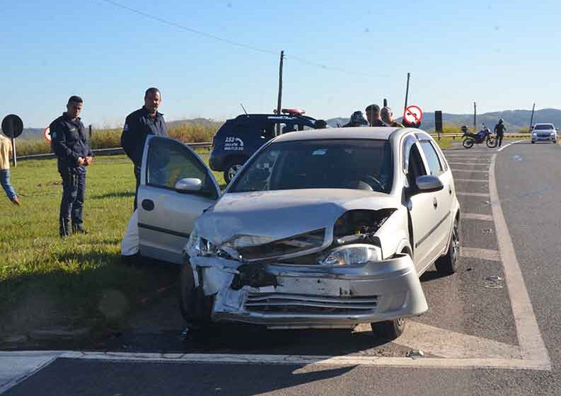 Corsa e Toro colidem no trevo da Usina