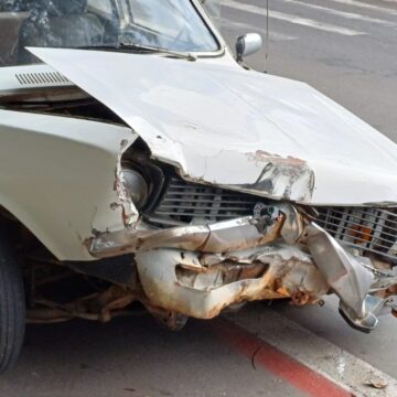 Corcel colide contra carreta em cruzamento na Italianos