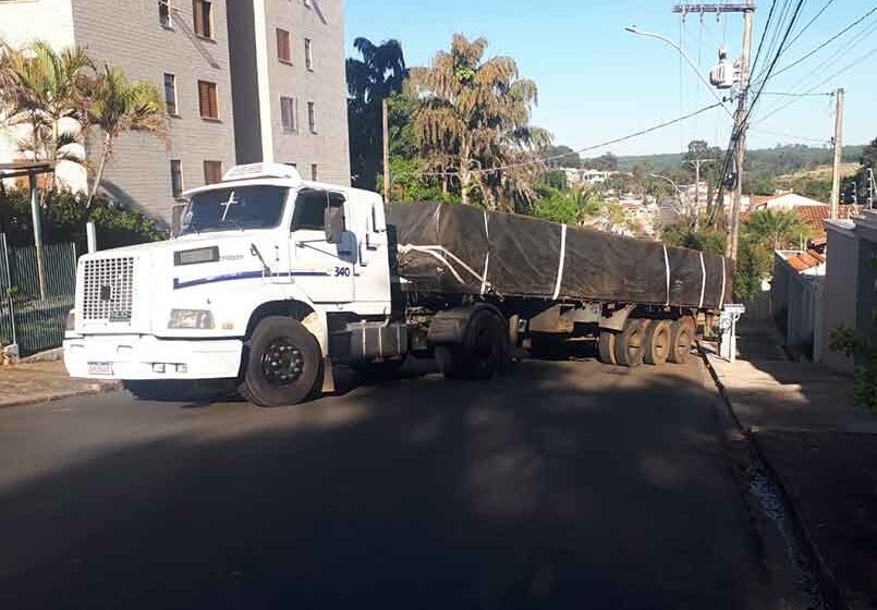 No Santa Marta, carreta colide contra poste após não conseguir subir morro