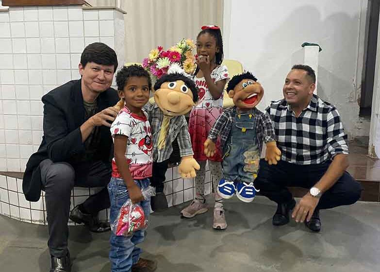 Amigos investem em teatro de bonecos para evangelizar crianças