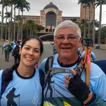 Pai e filha caminham mais de 300 km em nome da fé