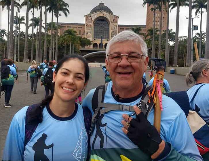 Pai e filha caminham mais de 300 km em nome da fé