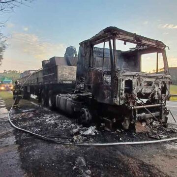 Pane em carreta gera grande incêndio na Itapira/Jacutinga